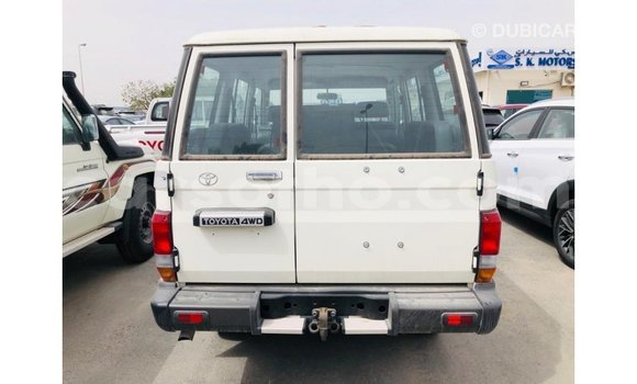 Sayi Imported Toyota Land Cruiser White Mota in Import - Dubai a Maseru Sayi Imported Toyota Land Cruiser White Mota in Import - Dubai a Maseru