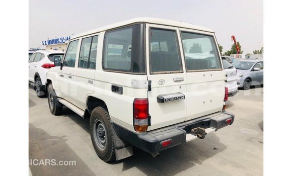 Sayi Imported Toyota Land Cruiser White Mota in Import - Dubai a Maseru Sayi Imported Toyota Land Cruiser White Mota in Import - Dubai a Maseru