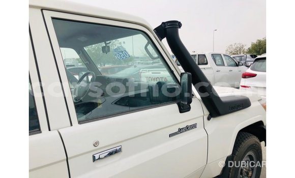 Sayi Imported Toyota Land Cruiser White Mota in Import - Dubai a Maseru Sayi Imported Toyota Land Cruiser White Mota in Import - Dubai a Maseru