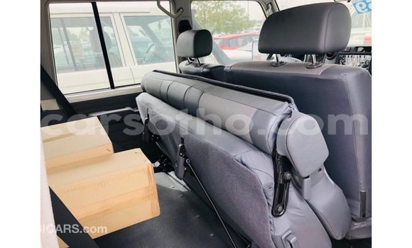 Sayi Imported Toyota Land Cruiser White Mota in Import - Dubai a Maseru Sayi Imported Toyota Land Cruiser White Mota in Import - Dubai a Maseru