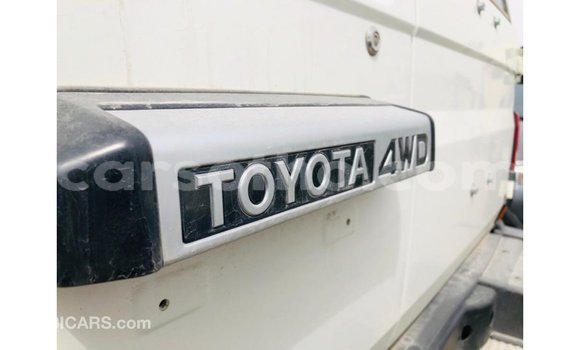 Sayi Imported Toyota Land Cruiser White Mota in Import - Dubai a Maseru Sayi Imported Toyota Land Cruiser White Mota in Import - Dubai a Maseru
