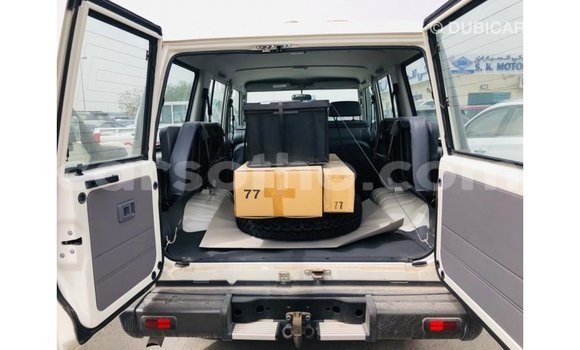 Sayi Imported Toyota Land Cruiser White Mota in Import - Dubai a Maseru Sayi Imported Toyota Land Cruiser White Mota in Import - Dubai a Maseru