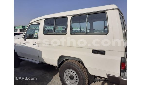 Acheter Import Voiture Toyota Land Cruiser Blanc à Import - Dubai, Maseru Acheter Import Voiture Toyota Land Cruiser Blanc à Import - Dubai, Maseru