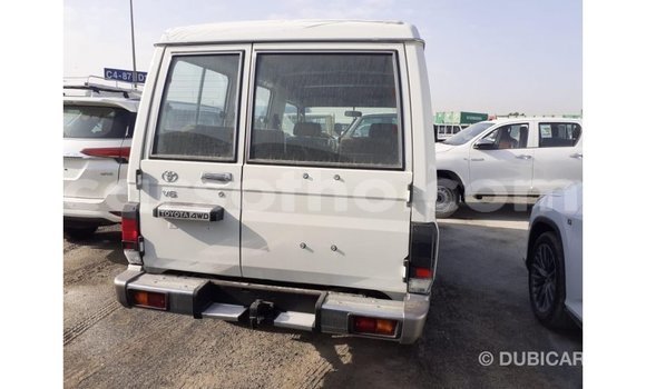 Acheter Import Voiture Toyota Land Cruiser Blanc à Import - Dubai, Maseru Acheter Import Voiture Toyota Land Cruiser Blanc à Import - Dubai, Maseru