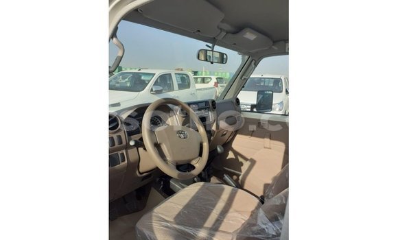 Acheter Import Voiture Toyota Land Cruiser Blanc à Import - Dubai, Maseru Acheter Import Voiture Toyota Land Cruiser Blanc à Import - Dubai, Maseru