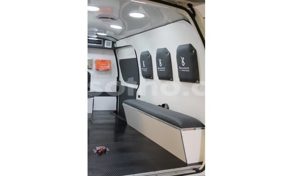 Sayi Imported Toyota Hiace White Mota in Import - Dubai a Maseru Sayi Imported Toyota Hiace White Mota in Import - Dubai a Maseru