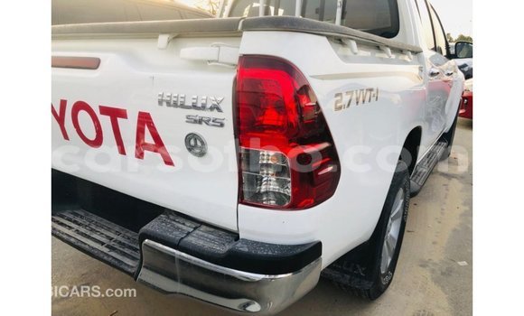 Sayi Imported Toyota Hilux White Mota in Import - Dubai a Maseru Sayi Imported Toyota Hilux White Mota in Import - Dubai a Maseru