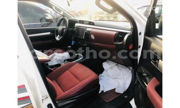 Sayi Imported Toyota Hilux White Mota in Import - Dubai a Maseru Sayi Imported Toyota Hilux White Mota in Import - Dubai a Maseru