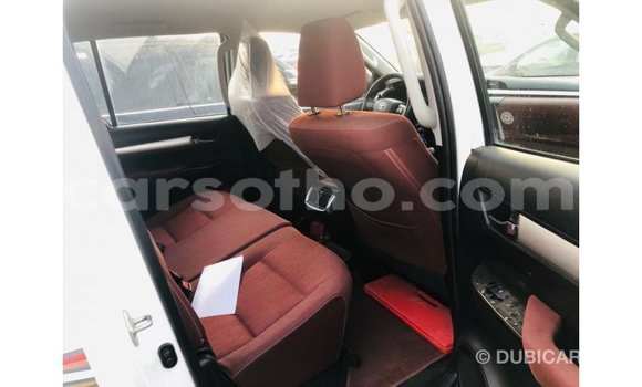 Sayi Imported Toyota Hilux White Mota in Import - Dubai a Maseru Sayi Imported Toyota Hilux White Mota in Import - Dubai a Maseru