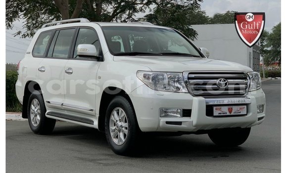 Sayi Imported Toyota Land Cruiser White Mota in Import - Dubai a Maseru Sayi Imported Toyota Land Cruiser White Mota in Import - Dubai a Maseru
