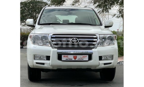 Sayi Imported Toyota Land Cruiser White Mota in Import - Dubai a Maseru Sayi Imported Toyota Land Cruiser White Mota in Import - Dubai a Maseru