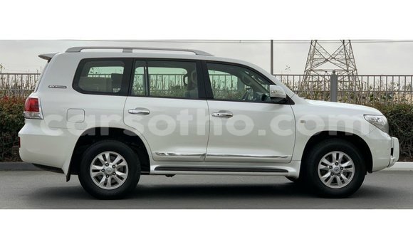 Sayi Imported Toyota Land Cruiser White Mota in Import - Dubai a Maseru Sayi Imported Toyota Land Cruiser White Mota in Import - Dubai a Maseru