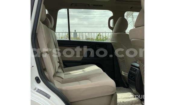 Sayi Imported Toyota Land Cruiser White Mota in Import - Dubai a Maseru Sayi Imported Toyota Land Cruiser White Mota in Import - Dubai a Maseru