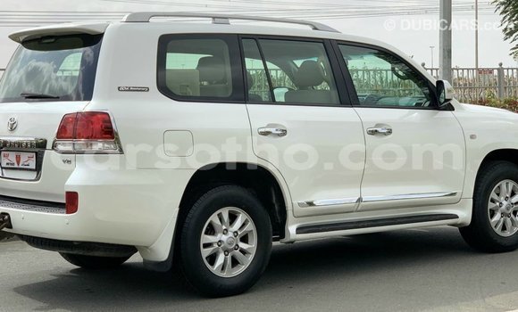 Sayi Imported Toyota Land Cruiser White Mota in Import - Dubai a Maseru Sayi Imported Toyota Land Cruiser White Mota in Import - Dubai a Maseru