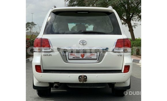 Sayi Imported Toyota Land Cruiser White Mota in Import - Dubai a Maseru Sayi Imported Toyota Land Cruiser White Mota in Import - Dubai a Maseru