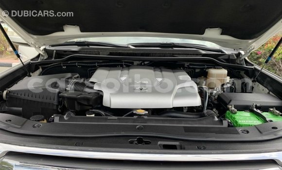 Sayi Imported Toyota Land Cruiser White Mota in Import - Dubai a Maseru Sayi Imported Toyota Land Cruiser White Mota in Import - Dubai a Maseru