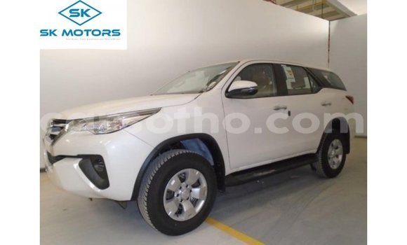 Sayi Imported Toyota Fortuner White Mota in Import - Dubai a Maseru Sayi Imported Toyota Fortuner White Mota in Import - Dubai a Maseru