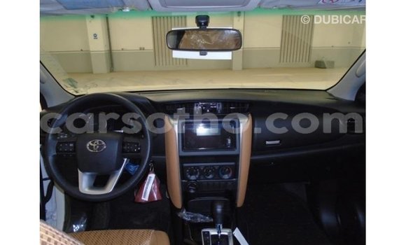 Sayi Imported Toyota Fortuner White Mota in Import - Dubai a Maseru Sayi Imported Toyota Fortuner White Mota in Import - Dubai a Maseru