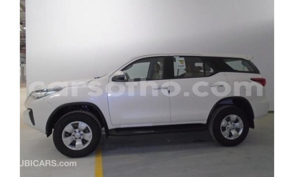 Sayi Imported Toyota Fortuner White Mota in Import - Dubai a Maseru Sayi Imported Toyota Fortuner White Mota in Import - Dubai a Maseru