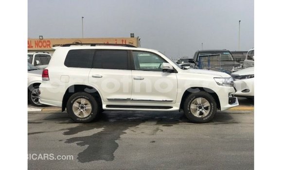 اشتري Imported Toyota Land Cruiser White سيارة في Import - Dubai في Maseru اشتري Imported Toyota Land Cruiser White سيارة في Import - Dubai في Maseru