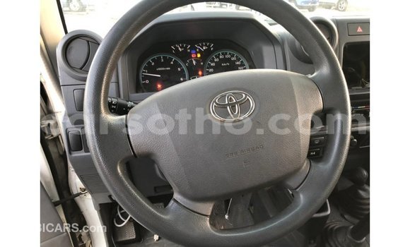 Acheter Import Voiture Toyota Land Cruiser Blanc à Import - Dubai, Maseru Acheter Import Voiture Toyota Land Cruiser Blanc à Import - Dubai, Maseru