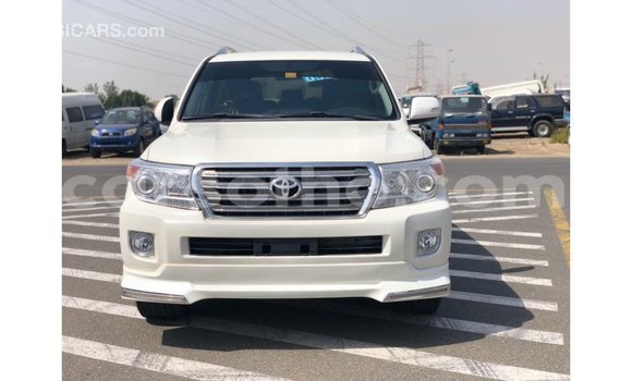 Sayi Imported Toyota Land Cruiser White Mota in Import - Dubai a Maseru Sayi Imported Toyota Land Cruiser White Mota in Import - Dubai a Maseru
