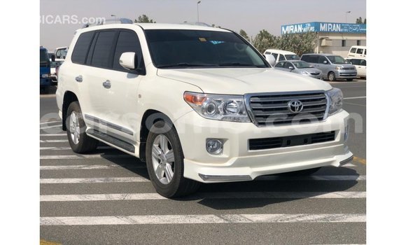 Sayi Imported Toyota Land Cruiser White Mota in Import - Dubai a Maseru Sayi Imported Toyota Land Cruiser White Mota in Import - Dubai a Maseru
