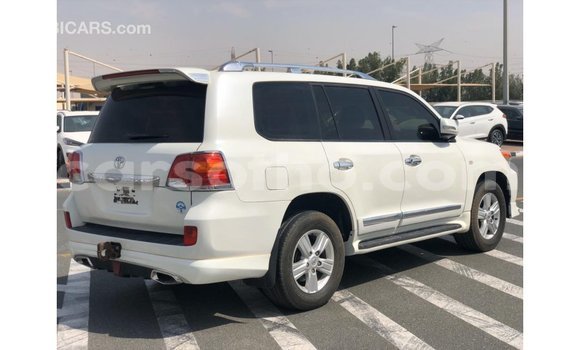 Sayi Imported Toyota Land Cruiser White Mota in Import - Dubai a Maseru Sayi Imported Toyota Land Cruiser White Mota in Import - Dubai a Maseru