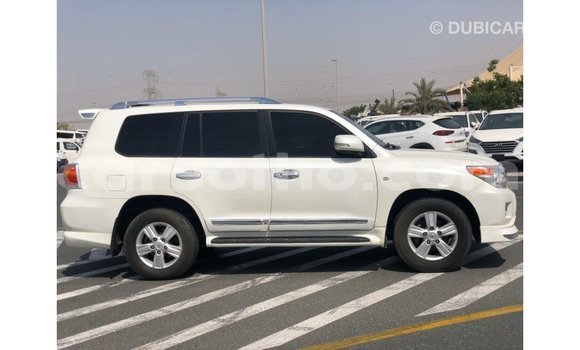 Sayi Imported Toyota Land Cruiser White Mota in Import - Dubai a Maseru Sayi Imported Toyota Land Cruiser White Mota in Import - Dubai a Maseru