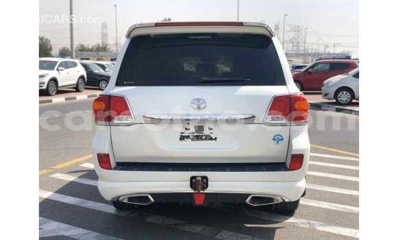 Sayi Imported Toyota Land Cruiser White Mota in Import - Dubai a Maseru Sayi Imported Toyota Land Cruiser White Mota in Import - Dubai a Maseru