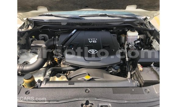 Sayi Imported Toyota Land Cruiser White Mota in Import - Dubai a Maseru Sayi Imported Toyota Land Cruiser White Mota in Import - Dubai a Maseru