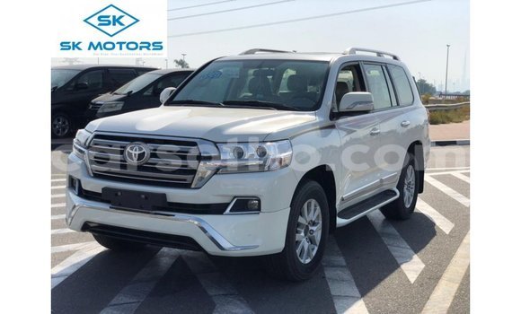 Sayi Imported Toyota Land Cruiser White Mota in Import - Dubai a Maseru Sayi Imported Toyota Land Cruiser White Mota in Import - Dubai a Maseru