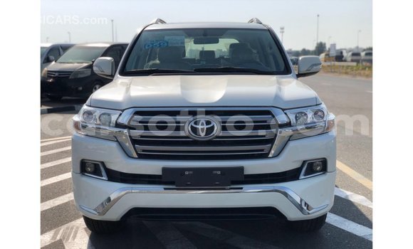 Sayi Imported Toyota Land Cruiser White Mota in Import - Dubai a Maseru Sayi Imported Toyota Land Cruiser White Mota in Import - Dubai a Maseru