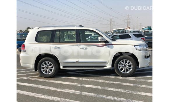Sayi Imported Toyota Land Cruiser White Mota in Import - Dubai a Maseru Sayi Imported Toyota Land Cruiser White Mota in Import - Dubai a Maseru