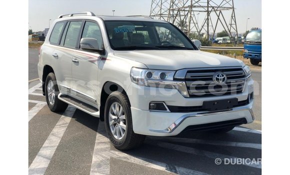 Sayi Imported Toyota Land Cruiser White Mota in Import - Dubai a Maseru Sayi Imported Toyota Land Cruiser White Mota in Import - Dubai a Maseru