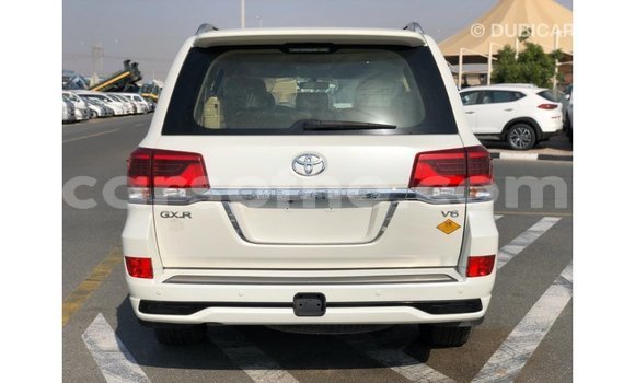 Sayi Imported Toyota Land Cruiser White Mota in Import - Dubai a Maseru Sayi Imported Toyota Land Cruiser White Mota in Import - Dubai a Maseru