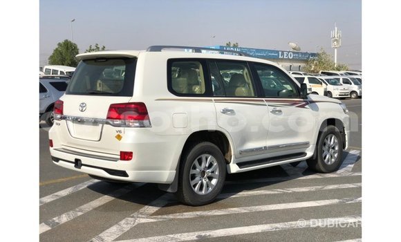 Sayi Imported Toyota Land Cruiser White Mota in Import - Dubai a Maseru Sayi Imported Toyota Land Cruiser White Mota in Import - Dubai a Maseru