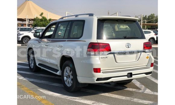 Sayi Imported Toyota Land Cruiser White Mota in Import - Dubai a Maseru Sayi Imported Toyota Land Cruiser White Mota in Import - Dubai a Maseru