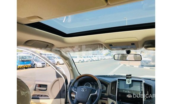 Sayi Imported Toyota Land Cruiser White Mota in Import - Dubai a Maseru Sayi Imported Toyota Land Cruiser White Mota in Import - Dubai a Maseru