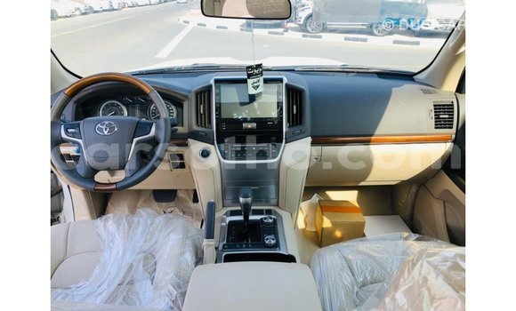 Sayi Imported Toyota Land Cruiser White Mota in Import - Dubai a Maseru Sayi Imported Toyota Land Cruiser White Mota in Import - Dubai a Maseru