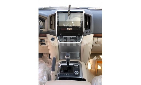 Sayi Imported Toyota Land Cruiser White Mota in Import - Dubai a Maseru Sayi Imported Toyota Land Cruiser White Mota in Import - Dubai a Maseru