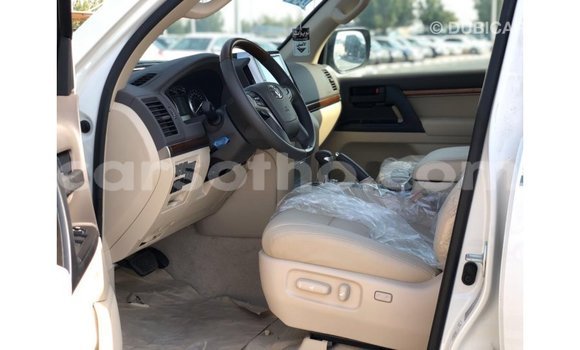 Sayi Imported Toyota Land Cruiser White Mota in Import - Dubai a Maseru Sayi Imported Toyota Land Cruiser White Mota in Import - Dubai a Maseru