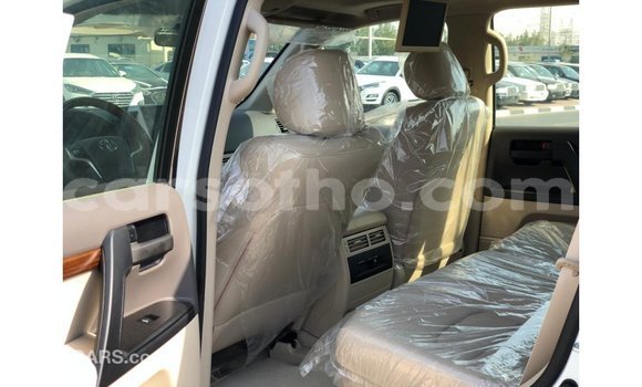Sayi Imported Toyota Land Cruiser White Mota in Import - Dubai a Maseru Sayi Imported Toyota Land Cruiser White Mota in Import - Dubai a Maseru