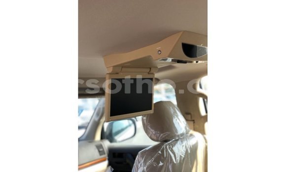 Sayi Imported Toyota Land Cruiser White Mota in Import - Dubai a Maseru Sayi Imported Toyota Land Cruiser White Mota in Import - Dubai a Maseru