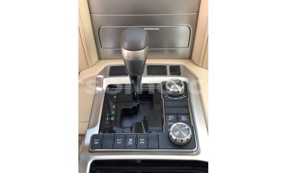 Sayi Imported Toyota Land Cruiser White Mota in Import - Dubai a Maseru Sayi Imported Toyota Land Cruiser White Mota in Import - Dubai a Maseru