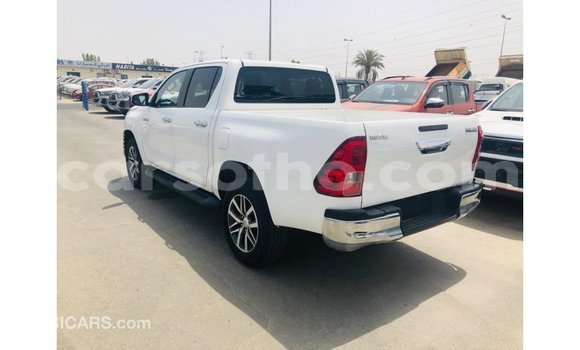 Sayi Imported Toyota Hilux White Mota in Import - Dubai a Maseru Sayi Imported Toyota Hilux White Mota in Import - Dubai a Maseru