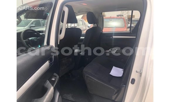 Sayi Imported Toyota Hilux White Mota in Import - Dubai a Maseru Sayi Imported Toyota Hilux White Mota in Import - Dubai a Maseru