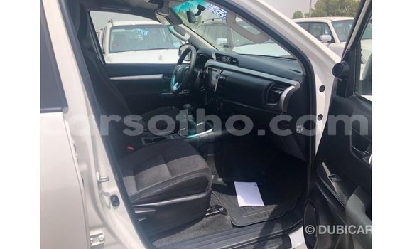 Sayi Imported Toyota Hilux White Mota in Import - Dubai a Maseru Sayi Imported Toyota Hilux White Mota in Import - Dubai a Maseru