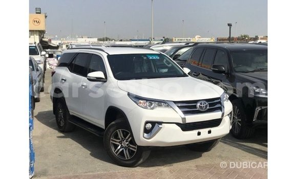 Sayi Imported Toyota Fortuner White Mota in Import - Dubai a Maseru Sayi Imported Toyota Fortuner White Mota in Import - Dubai a Maseru