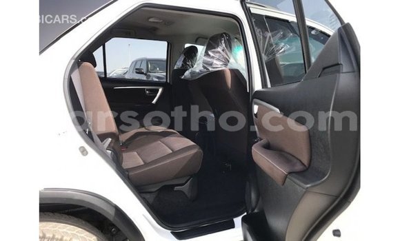 Sayi Imported Toyota Fortuner White Mota in Import - Dubai a Maseru Sayi Imported Toyota Fortuner White Mota in Import - Dubai a Maseru